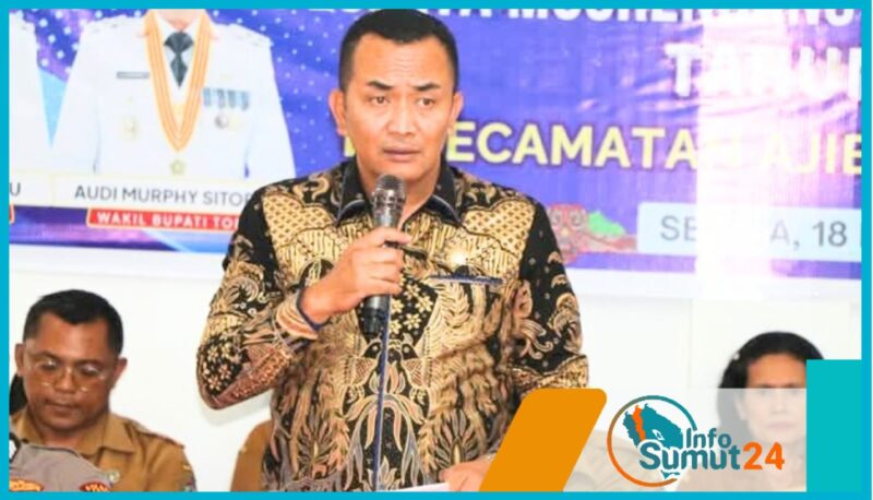 Anggota DPRD Toba Candrow Manurung saat memberikan tanggapan.